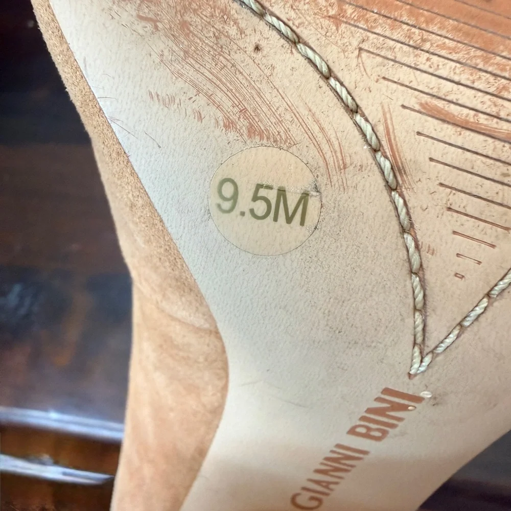 Gianni Bini LuLAA Spanish  Sand tan suede rounded-toe block  heel pumps GUC 9.5